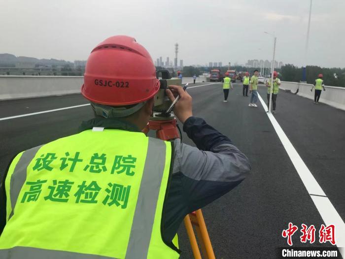 6月21日，安徽省高速公路试验检测科研中心有限公司工作人员正在对引江济淮东津渡大桥进行桥面测量。　刘鸿鹤 摄