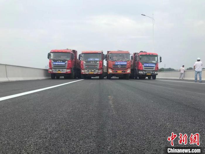 10辆卡车在引江济淮东津渡大桥主桥面上模拟通行，验证大桥的各项指标是否达到了设计使用标准。　刘鸿鹤 摄
