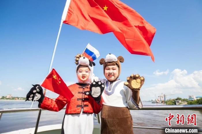 小演员在第十一届中俄文化大集上表演 赵东来 摄 小演员在第十一届中俄文化大集上表演 赵东来 摄