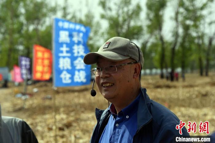 中科院沈阳生态所研究员张旭东在“梨树模式”诞生地介绍该模式示范应用的监测研究情况。 中新社记者 孙自法 摄 中科院沈阳生态所研究员张旭东在“梨树模式”诞生地介绍该模式示范应用的监测研究情况。 中新社记者 孙自法 摄