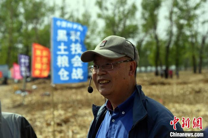 中科院沈阳生态所研究员张旭东在“梨树模式”诞生地介绍该模式示范应用的监测研究情况。　中新社记者 孙自法 摄