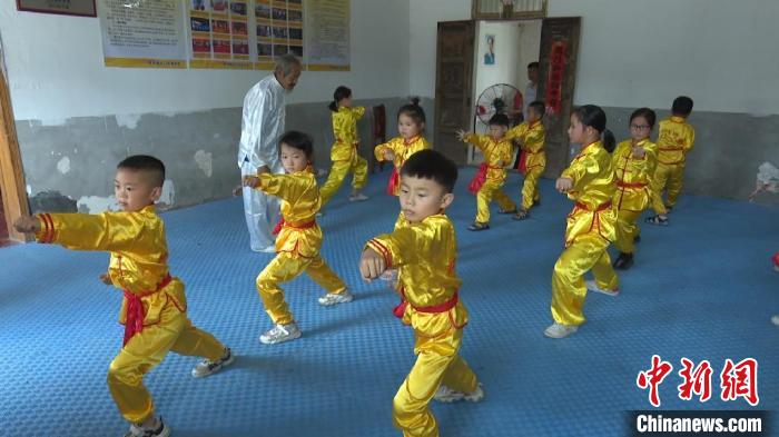 牛门洪拳出“新拳” 一群老人让农村娃爱上传统武术